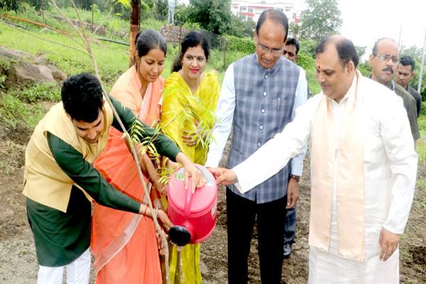 मुख्यमंत्री ने संस्कृत संस्कृति विकास संस्थान के प्रतिनिधियों के साथ किया पौध-रोपण