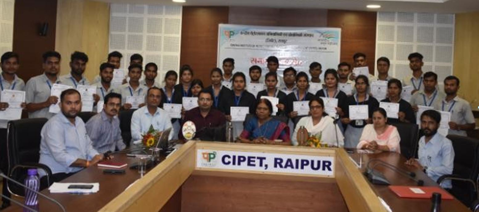 सिपेट रायपुर में युवाओं को मिला मशीन ऑपरेटर,  असिस्टेंट-प्लास्टिक प्रोसेसिंग का प्रशिक्षण 