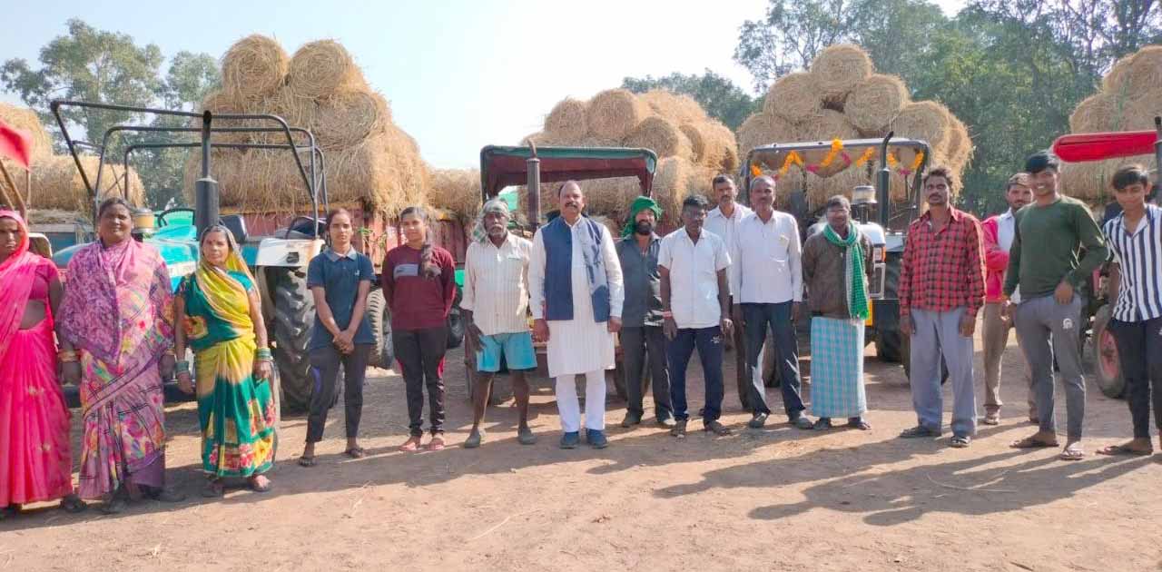 ग्राम मटिया के गौठान के लिए किसानों ने किया पैरा दान