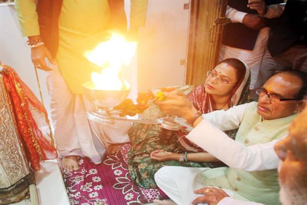  मुख्यमंत्री ने सपत्नीक मैहर में माँ शारदा जी के दर्शन कर पूजा-अर्चन की