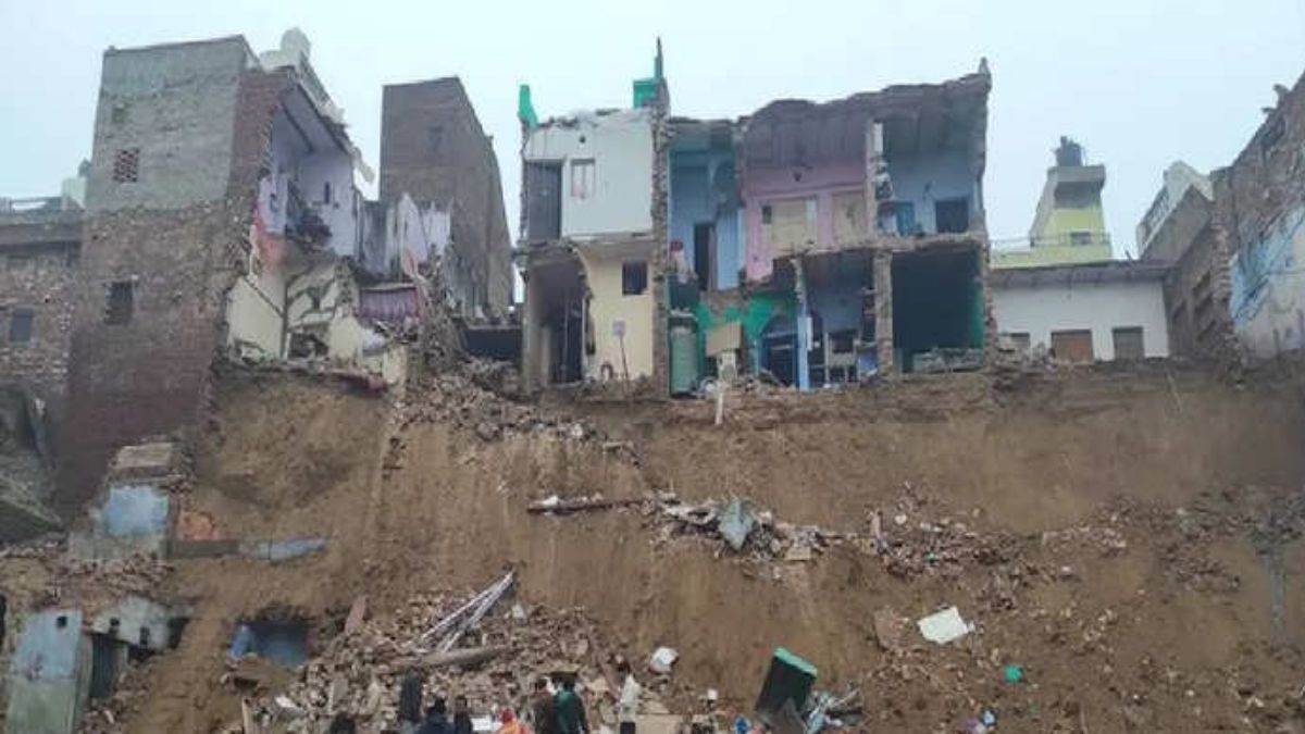 आगरा में बिल्डिंग की खुदाई के दौरान गिरे 5 मकान, 1 बच्ची की मौत