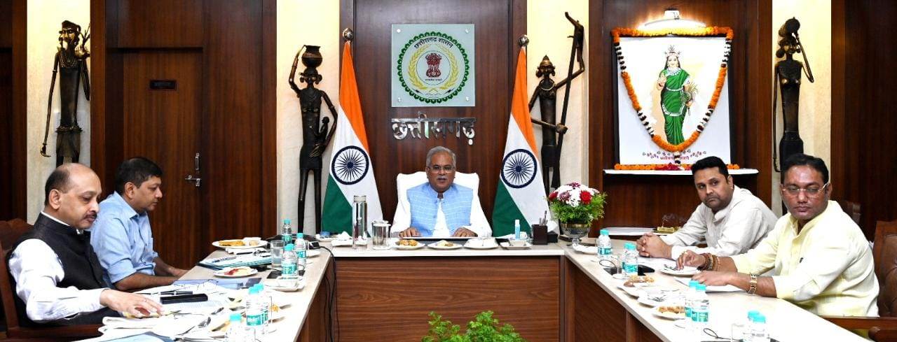 मुख्यमंत्री ने पांच मंत्रियों के विभागों के बजट तैयारियों की समीक्षा की