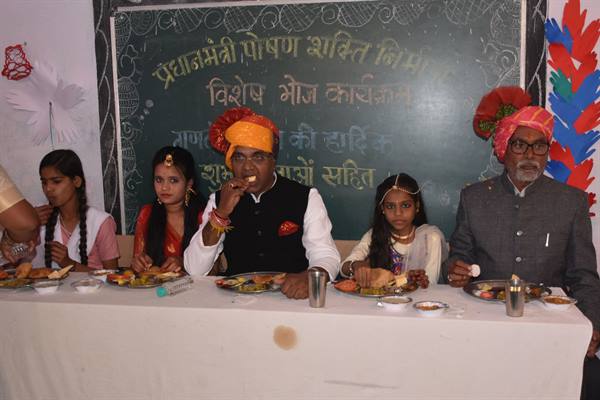 मंत्री सारंग ने स्कूली बच्चों के साथ किया मध्यान्ह भोजन