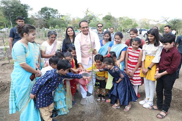 मुख्यमंत्री चौहान के साथ स्कूली बच्चों ने लगाए पौधे