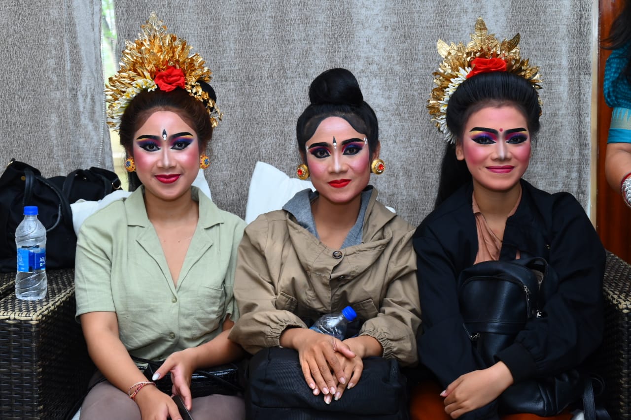 इंडोनेशिया के बाली द्वीप से आये कलाकारों ने कहा कि श्रीराम की भूमि में आकर धन्य हुए जिनकी कथा हम दुनिया भर में सुनाते हैं