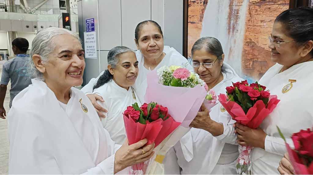 रूहानी सिन्धी सम्मेलन में भाग लेने लंदन से ब्रह्माकुमारी जयन्ती दीदी रायपुर पहुंची, विमानतल में हुआ स्वागत 