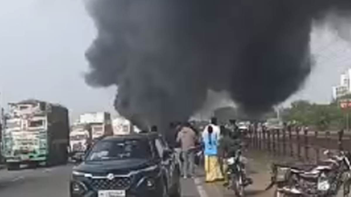 इंदौर में चलती बस में लगी आग, कई घायल