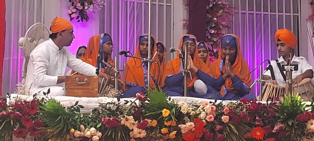 गुरुनानक देवजी के प्रकाश पर्व पर बही गुरुवाणी की रसधार