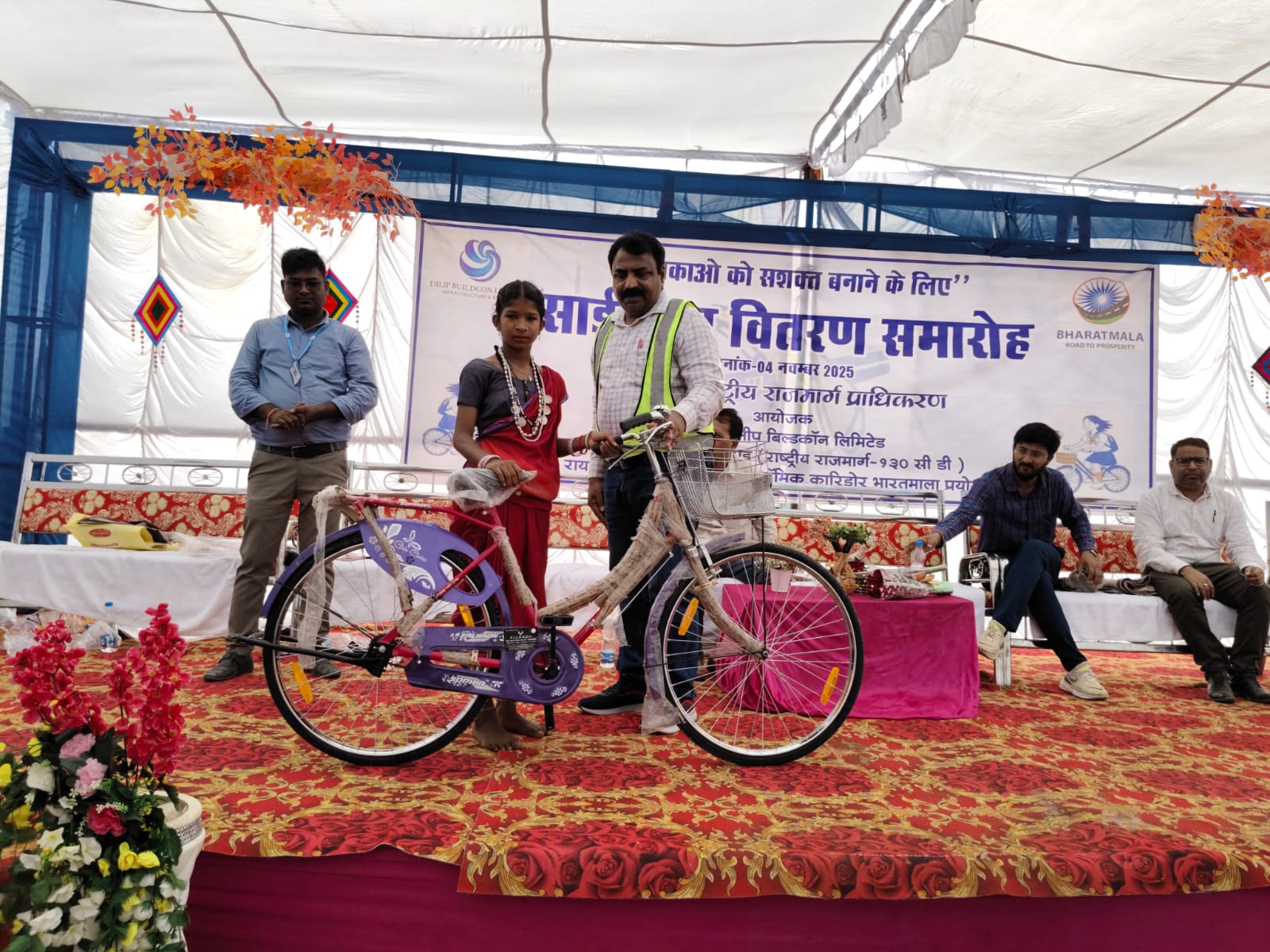 बेटियों की शिक्षा के मार्ग में बढ़ा आत्मनिर्भरता का पहिया, - कांकेर में एनएचएआई ने छात्राओं को बांटी साइकिलें