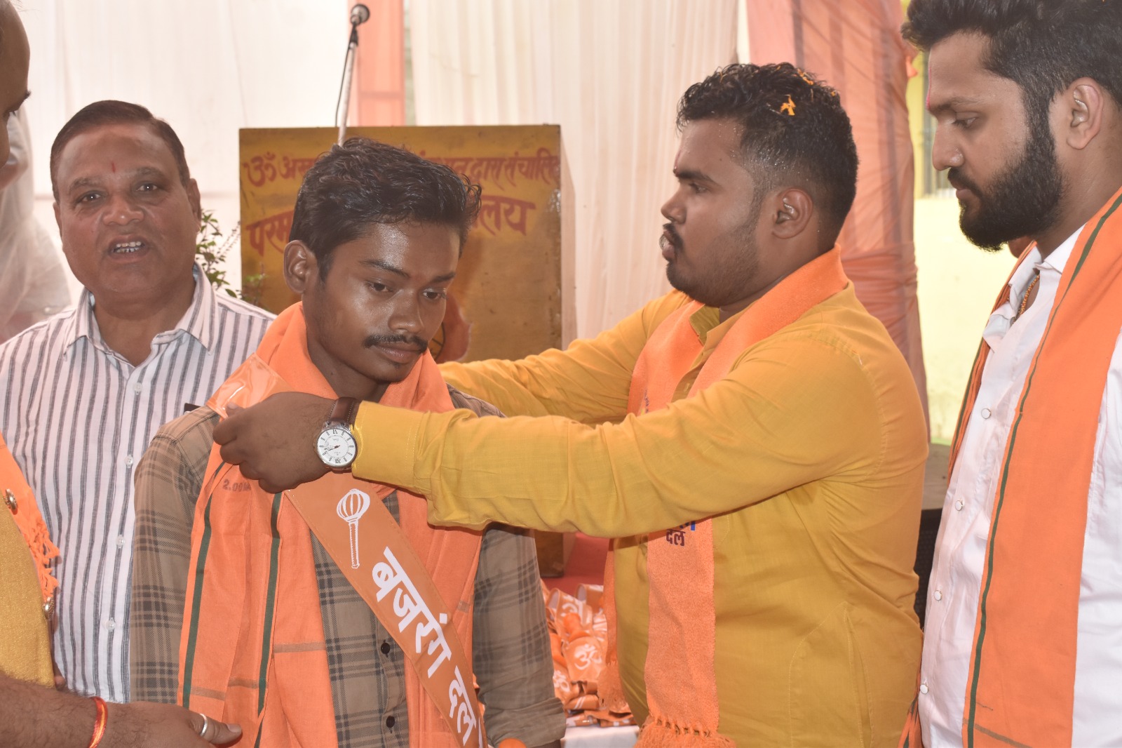 गौरेला में हुए हिंदू सम्मेलन में 51 युवाओं ने विहिप व बजरंग दल में शामिल होकर लिया धर्म रक्षा का संकल्प