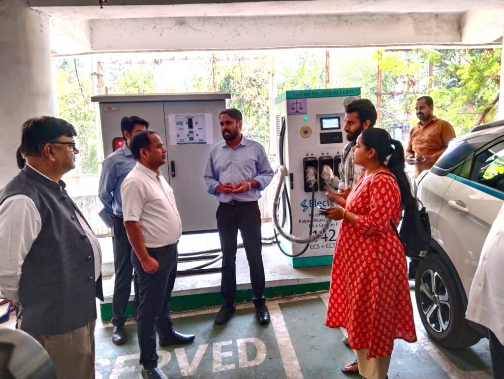कलेक्टर सिंह ने मल्टीलेवल पार्किंग में स्थापित इलेक्ट्रिक चार्जिंग स्टेशन का किया निरीक्षण