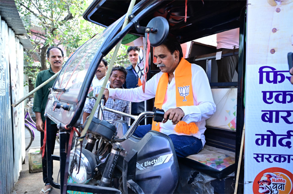 मूणत ने चलाया ऑटो रिक्शा, जनता से मांगे बृजमोहन अग्रवाल के लिए वोट