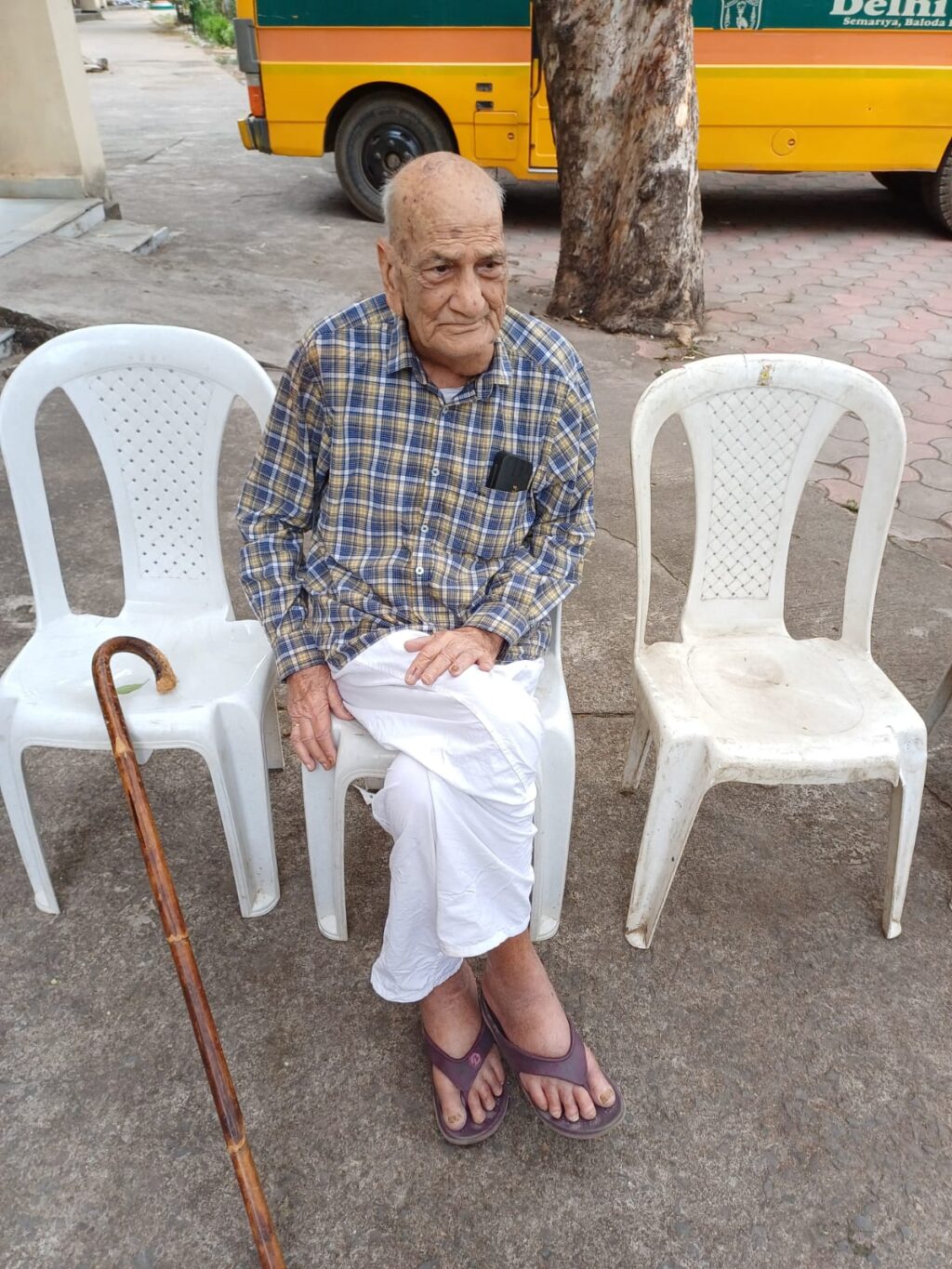 94 वर्षीय सतानंद दुबे ने बूथ जाकर मतदान किया