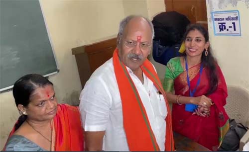 भाजपा प्रत्याशी बृजमोहन अग्रवाल ने सपिरवार किया मतदान