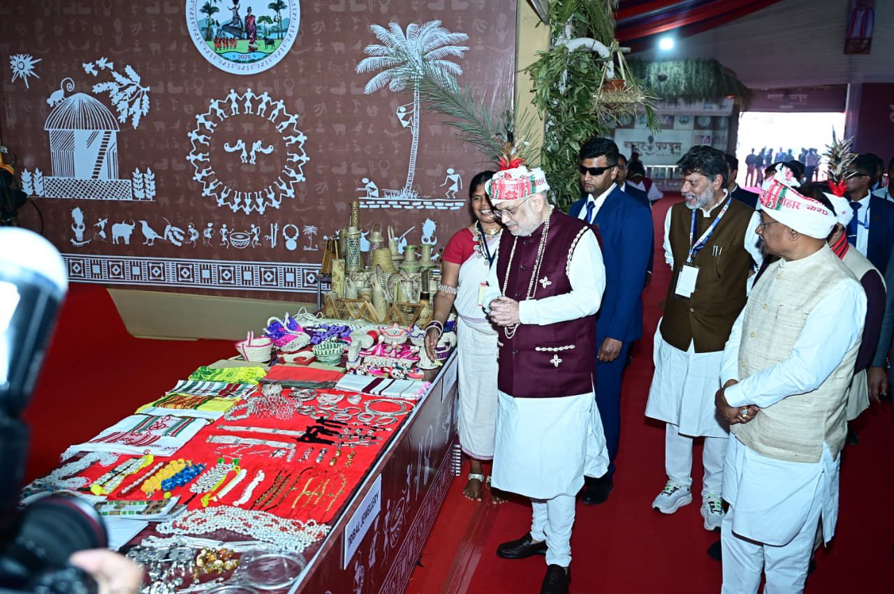 Amit Shah witnessed the splendor of Bastar's tribal heritage and boosted enthusiasm by meeting the winning parties.