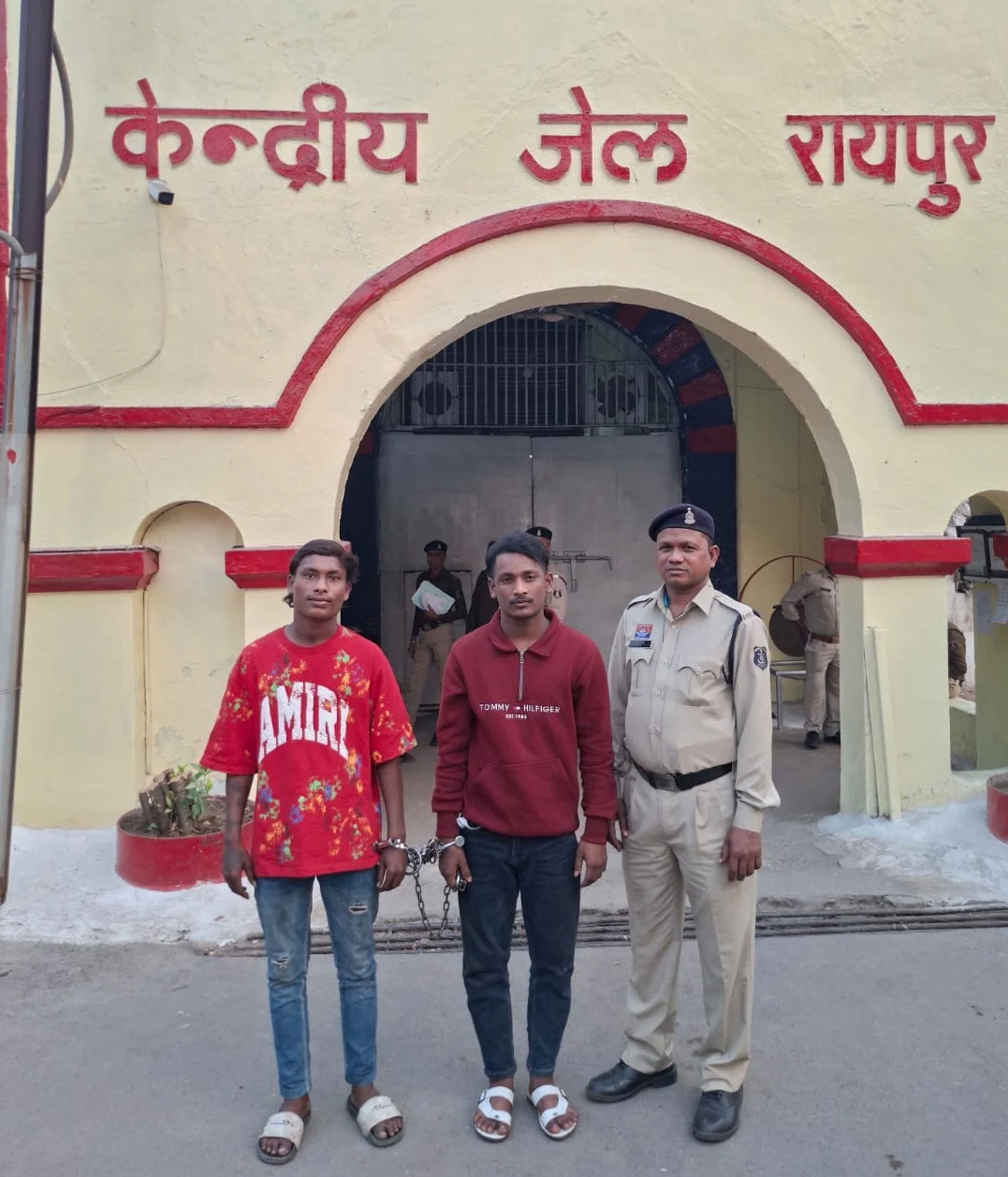 सिगरेट पीने से मना किया तो पेट्रोल पंप और बाइक में लगा दी आग, दो गिरफ्तार