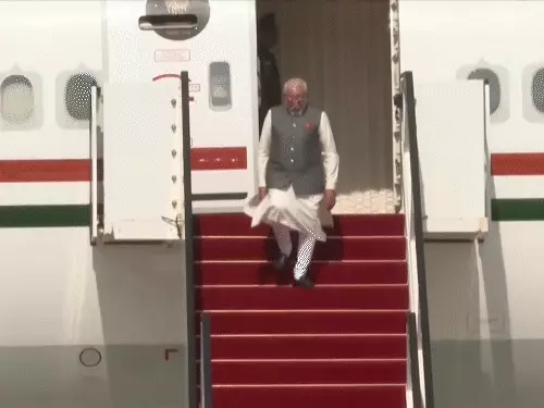 पीएम मोदी 9 साल बाद इजराइल पहुंचे,इजराइली प्रधानमंत्री नेतन्याहू ने पत्नी के साथ एयरपोर्ट पर किया स्वागत