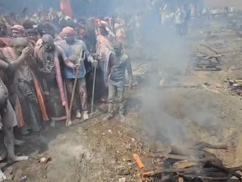 काशी में जलती चिताओं की भस्म से होली 