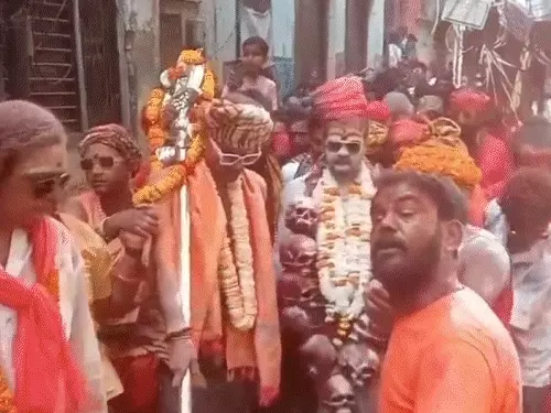 काशी में जलती चिताओं की भस्म से होली 