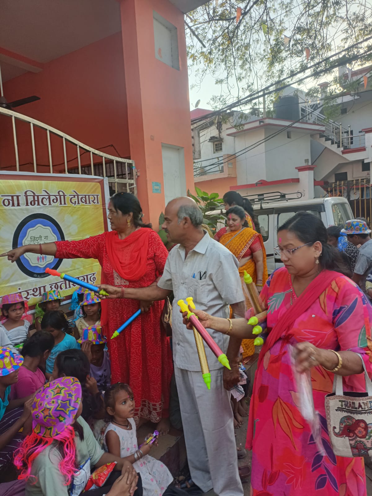 असली खुशियों वाली होली..स्लम एरिया पहुंची जिदंगी मिलेगी न दोबारा की टीम