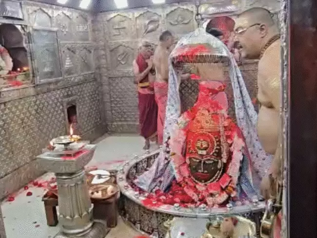 महाकाल को लगाया गया गुलाल..