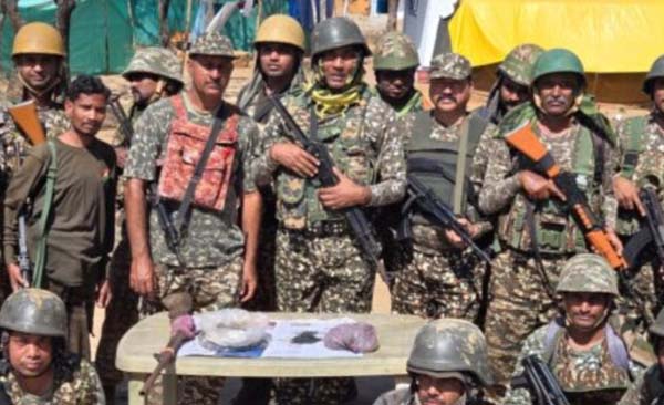 नक्सलियों द्वारा छुपा कर रखे गये भरमार राईफल व विस्फोटक बरामद