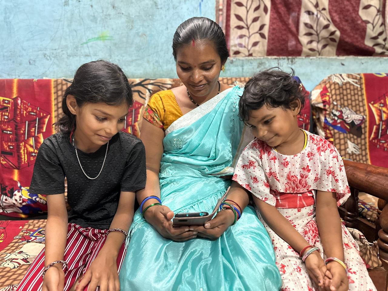 महतारी वंदन योजना से संवर रहा बेटियों का भविष्य, नीतू बनी महिला सशक्तिकरण की मिसाल