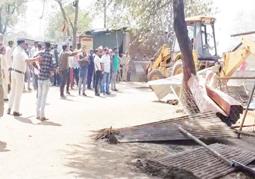 अफीम की खेती के मुख्य आरोपी विनायक के भाई बृजेश की अवैध दुकान पर प्रशासन ने चलाया बुलडोजर