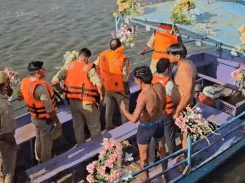 यमुना में स्टीमर डूबा, 10 पर्यटकों की मौत 