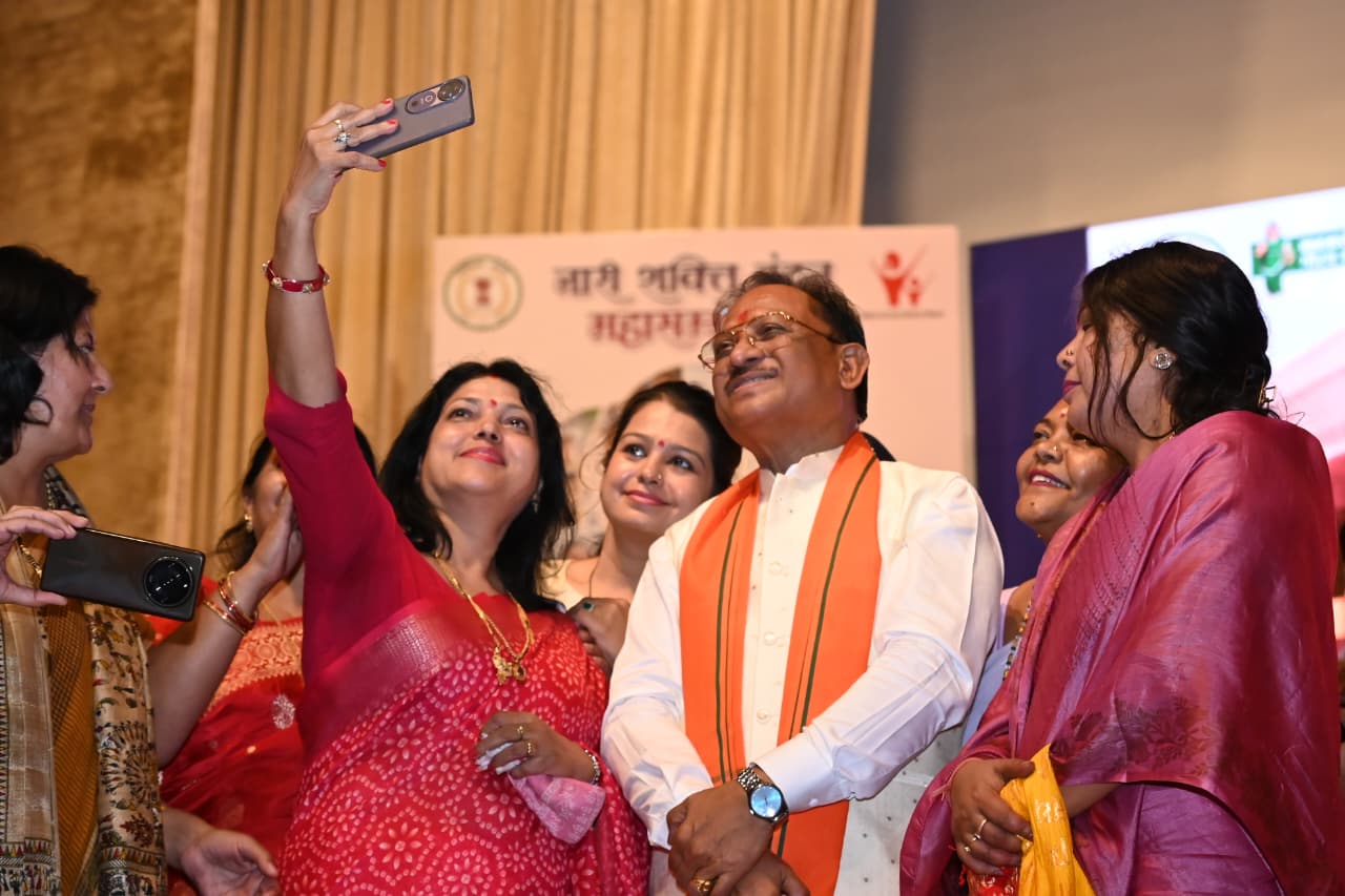 नारी शक्ति महासम्मेलन सम्पन्न में सीएम साय बोले नरेंद्र मोदी ने 12 वर्षों में महिलाओं का सम्मान बढ़ाने का किया है काम 