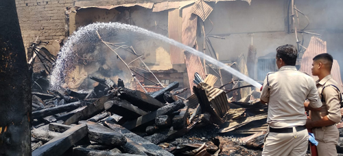 टिंबर मार्केट में लगी भीषण आग, प्लाईवुड सहित लाखों का सामान जलकर खाक 