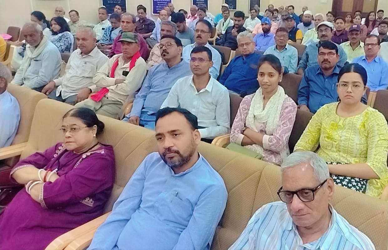 बुद्धिजीवी तो वहीं है जो सूरज के धब्बे को भी उंगली दिखाकर कहेगा कि वहां धब्बा है - रामजी