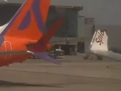 दिल्ली एयरपोर्ट पर अकासा एयर और स्पाइसजेट के विमान टकराए,यात्री सुरक्षित