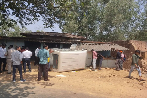 एसडीएम का कार अनियंत्रित होकर घूसा घर में, एसडीएम, 2 आरक्षक समेत 4 घायल