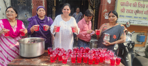 श्रमिक व राहगीरों को जवाहर नगर अग्रवाल समाज की महिलाओं ने बांटे शरबत