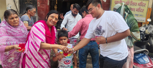 श्रमिक व राहगीरों को जवाहर नगर अग्रवाल समाज की महिलाओं ने बांटे शरबत