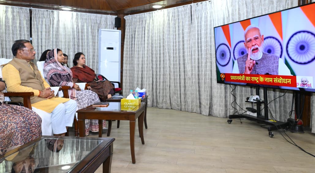 मुख्यमंत्री विष्णुदेव साय ने प्रधानमंत्री नरेंद्र मोदी के नारी शक्ति वंदन अधिनियम के संबंध में राष्ट्र के नाम प्रसारित संबोधन का श्रवण किया