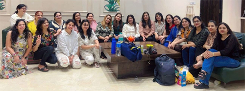 सुहिणी सोच की महिलाओं ने तंबोला खेलने के साथ किया रेन डांस