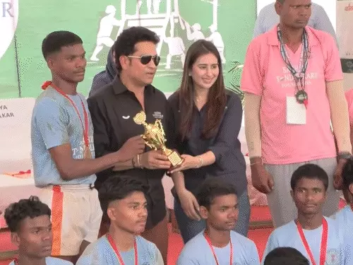 सचिन की संस्था दंतेवाड़ा जिले में 50 खेल मैदानों के विकास और संवर्धन का कार्य करेगी