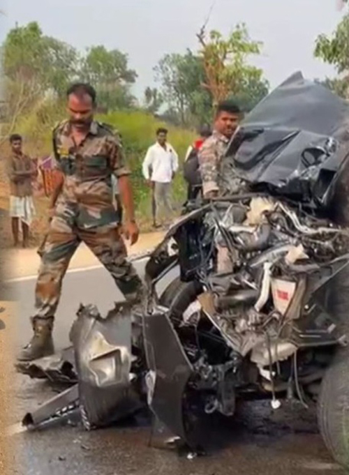 कार-ट्रक के बीच आमने-सामने की भिड़ंत में 4 घायल