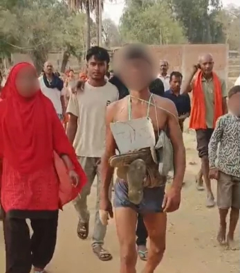 चोरी के संदेह में ग्रामीणों ने अर्धनग्न कर पत्नी के साथ जूते-चप्पलों की माला पहनाकर पस्ता गांव में घुमाया