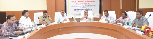 कैबिनेट मंत्री अग्रवाल ने ली डीएमएफ शासी परिषद की बैठक, लंबित कार्य शीघ्र पूर्ण करने के दिए निर्देश