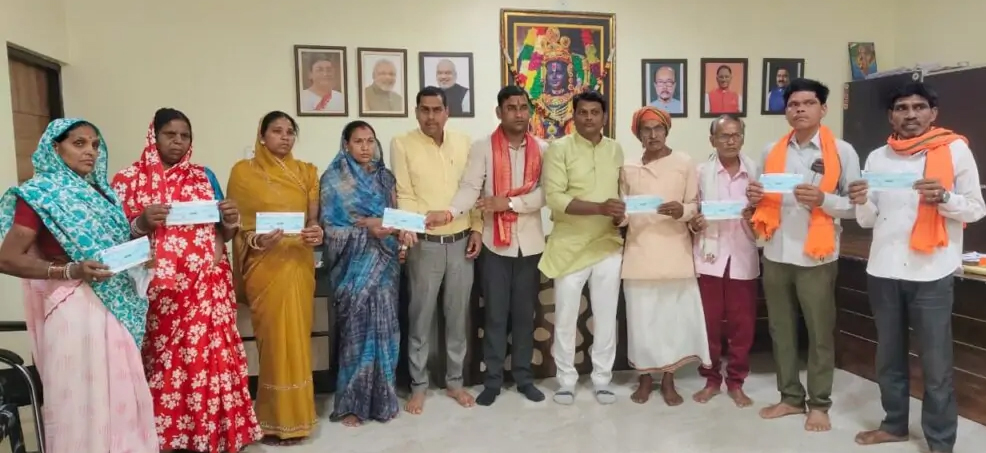 उप मुख्यमंत्री शर्मा के विशेष प्रयासों से कबीरधाम के 872 जरूरतमंदों को मिली आर्थिक सहायता