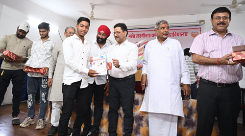 महंत कालेज के पुरस्कार वितरण समारोह में कुलपति डॉ. शुक्ल ने कहा हमारी शिक्षा सबसे पहले देश के लिए है 