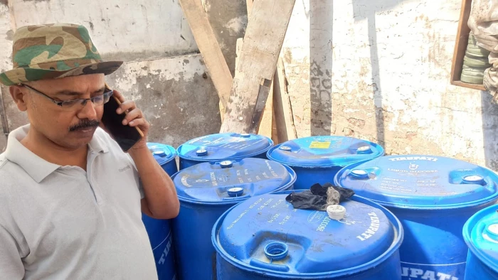 बड़े पैमाने पर चर्बीयुक्त घी जब्त,खाल और हड्डियां भी मौके से मिले 