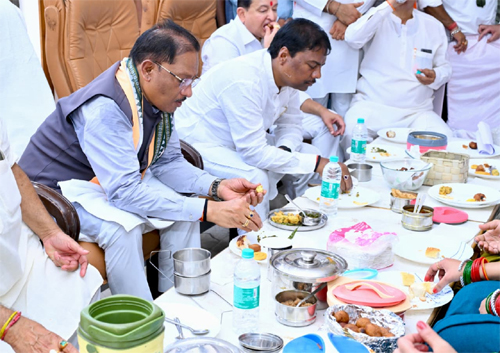 टिफिन मीटिंग में दिखी संगठन की आत्मीयता और एकजुटता, मुख्यमंत्री ने कार्यकर्ताओं के साथ किया भोजन
