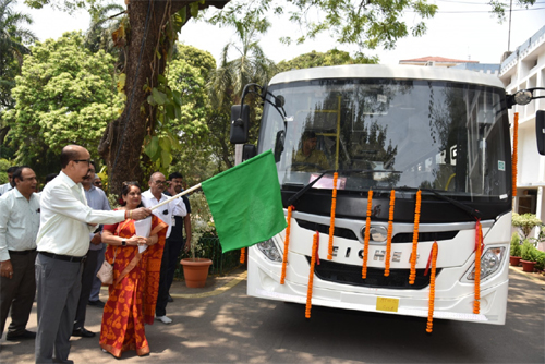 राज्यपाल डेका ने खैरागढ़ विवि की नई बस को दिखाई हरी झंडी