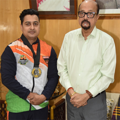 राज्यपाल डेका ने स्वर्ण पदक विजेता आर्मरेसलर श्रीमंत झा को दी बधाई