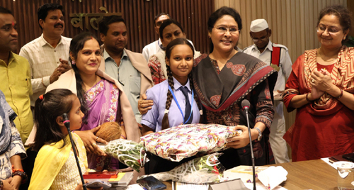 इसरो के यंग साइंटिस्ट प्रोग्राम में चयनित होने वाली हिमांशी साहू का कलेक्टर ने किया सम्मान