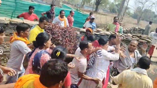 रेटावंड गांव में ओडिशा से आए पास्टर पर धर्म प्रचार करने का आरोप, माहौल तनावपूर्ण